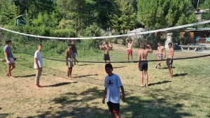 association jardiner ses possibles. Atelier sportif. Adolescents jouant au volley ball sur de la pelouse.